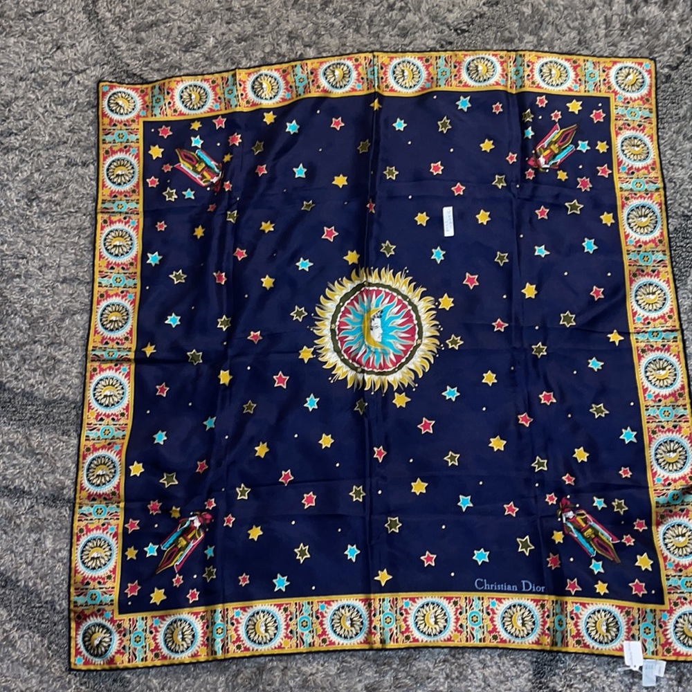 ♣️🃏CRISTIAN DIOR SILK SCARF 🧣 WITH A BEAUTIFUL SUN 🌞 DESIGN 🔈💮💙💛 - Picture 3 of 9